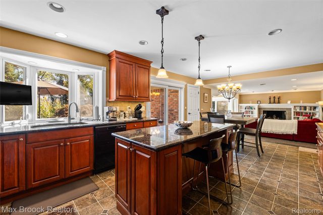 5605 Woodwind Drive, Bloomfield Hills, MI 48301