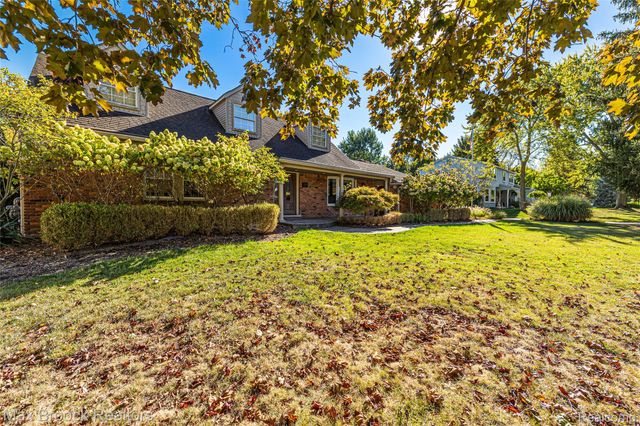 5605 Woodwind Drive, Bloomfield Hills, MI 48301