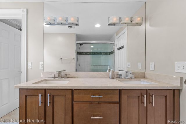 5605 Woodwind Drive, Bloomfield Hills, MI 48301