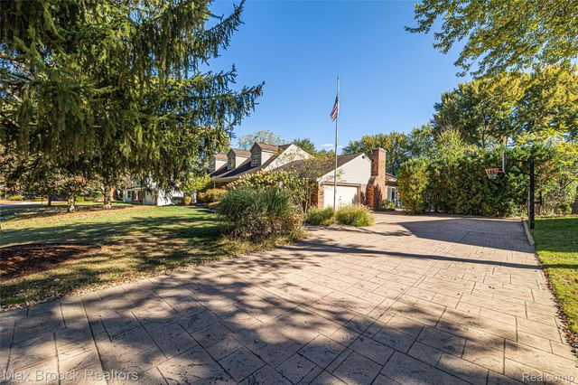 5605 Woodwind Drive, Bloomfield Hills, MI 48301