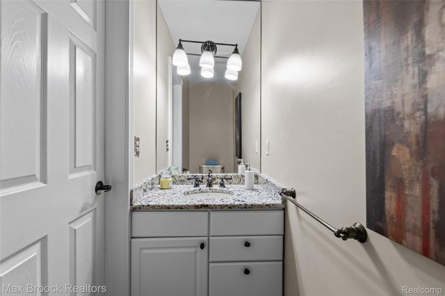 5605 Woodwind Drive, Bloomfield Hills, MI 48301