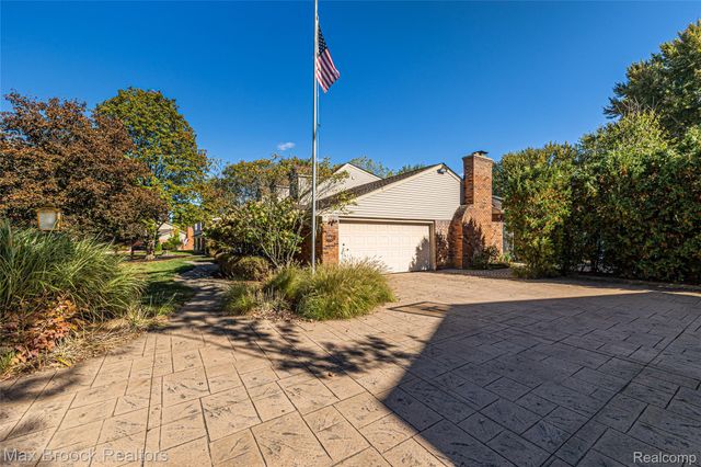 5605 Woodwind Drive, Bloomfield Hills, MI 48301