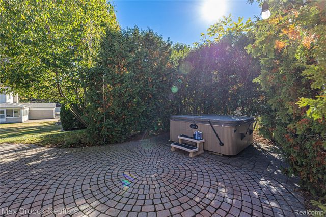 5605 Woodwind Drive, Bloomfield Hills, MI 48301