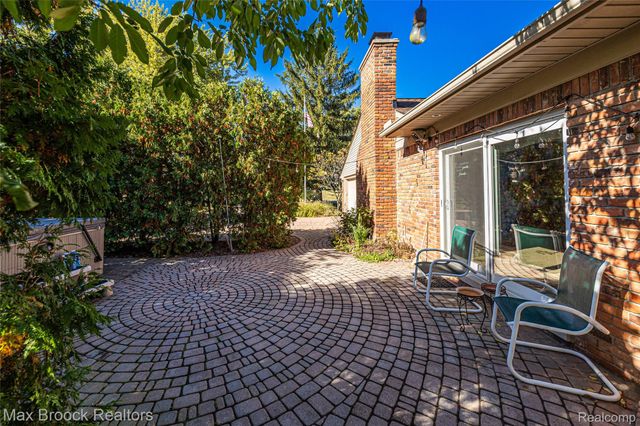 5605 Woodwind Drive, Bloomfield Hills, MI 48301