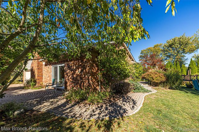 5605 Woodwind Drive, Bloomfield Hills, MI 48301
