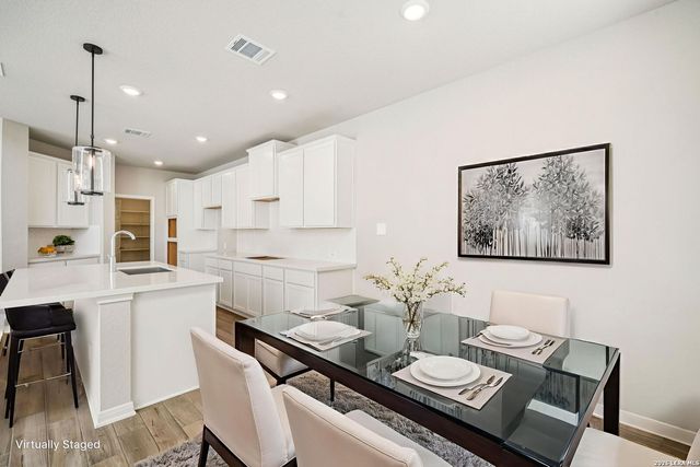 946 Earp Blvd, San Antonio, TX 78260