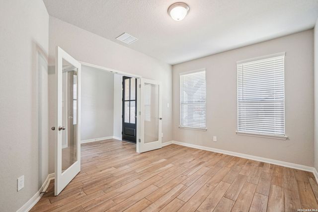 946 Earp Blvd, San Antonio, TX 78260