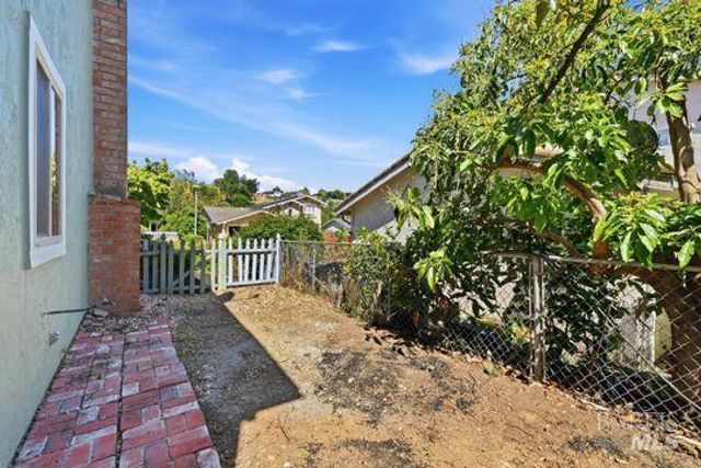 208 Essex Way, Benicia, CA 94510