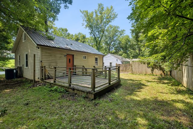 713 Woodlawn Dr, Clarksville, TN 37040