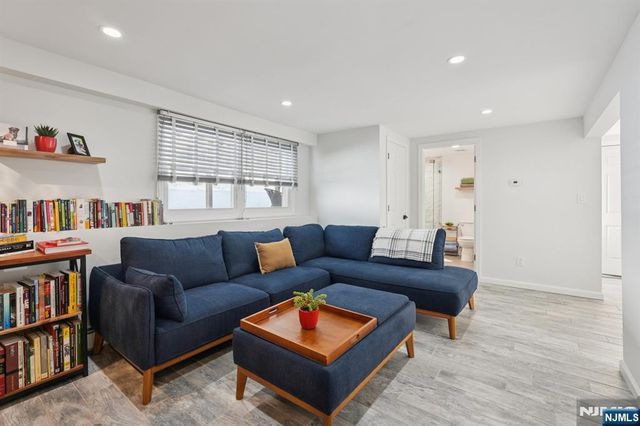 14 Carr Place, Totowa, NJ 07512