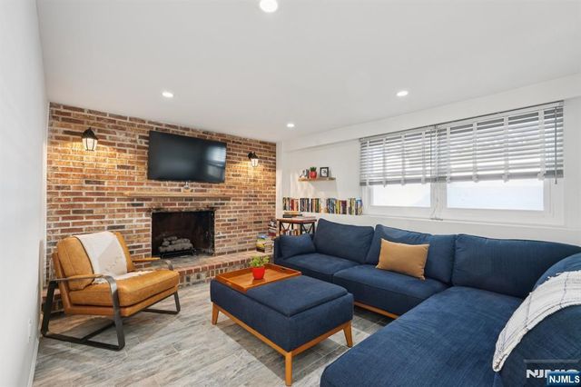 14 Carr Place, Totowa, NJ 07512