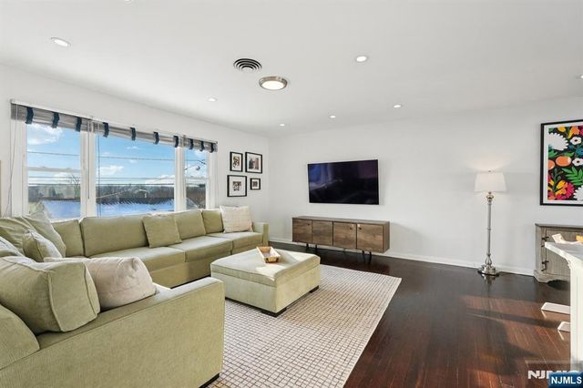 14 Carr Place, Totowa, NJ 07512