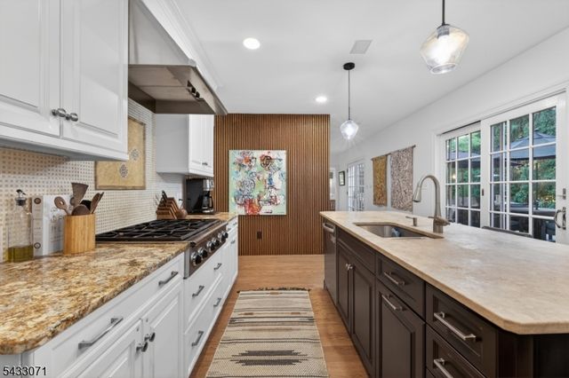 18 Pine Ridge Dr, Summit City, NJ 07901