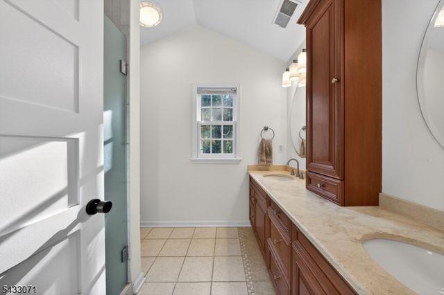 18 Pine Ridge Dr, Summit City, NJ 07901