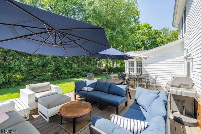 18 Pine Ridge Dr, Summit City, NJ 07901