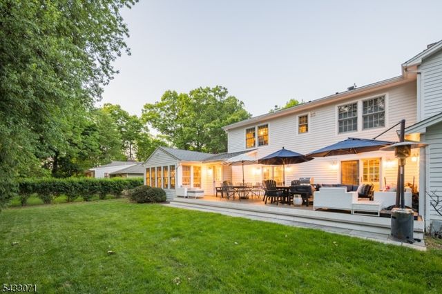 18 Pine Ridge Dr, Summit City, NJ 07901