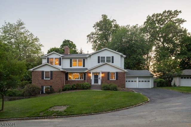 18 Pine Ridge Dr, Summit City, NJ 07901