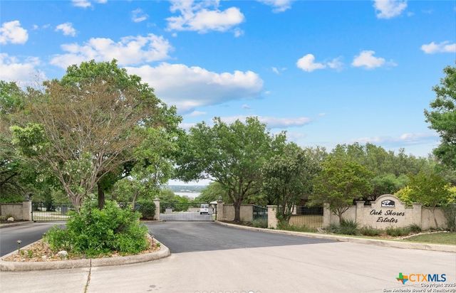 523 Oak Shores Drive, Canyon Lake, TX 78133