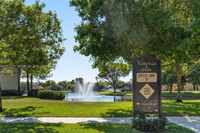 5758 NW 48th Ave, Coconut Creek, FL 33073