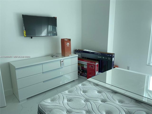 950 Brickell Bay Dr 5209, Miami, FL 33131