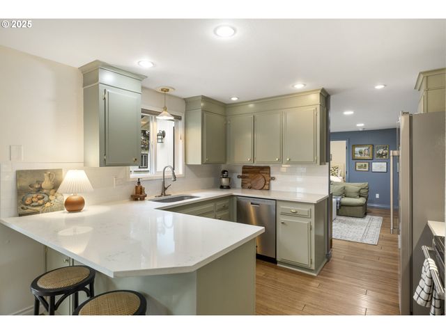 3609 E MADRONA Dr, Newberg, OR 97132