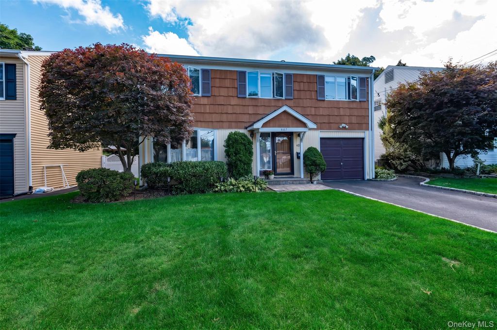 607 7th Avenue, East Northport, NY 11731 — exterior