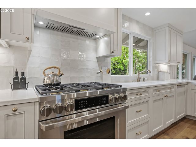 2157 WEMBLEY Pl, Lake Oswego, OR 97034