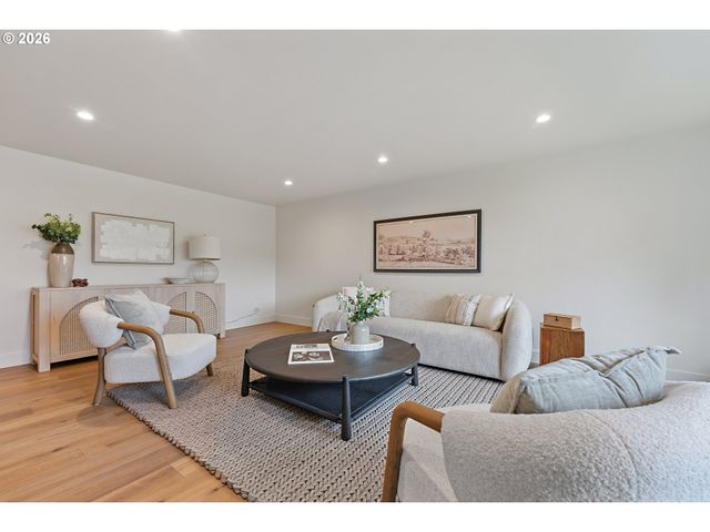 2157 WEMBLEY Pl, Lake Oswego, OR 97034