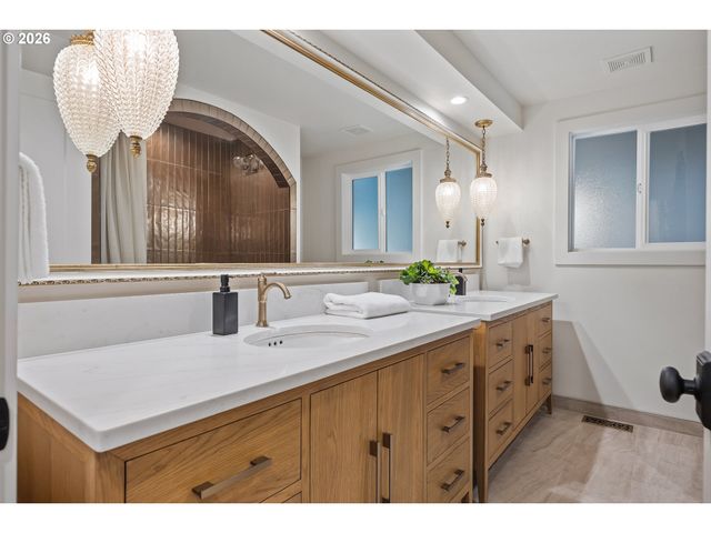 2157 WEMBLEY Pl, Lake Oswego, OR 97034