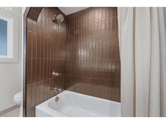 2157 WEMBLEY Pl, Lake Oswego, OR 97034