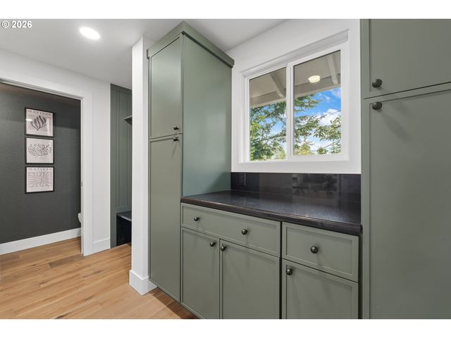 2157 WEMBLEY Pl, Lake Oswego, OR 97034