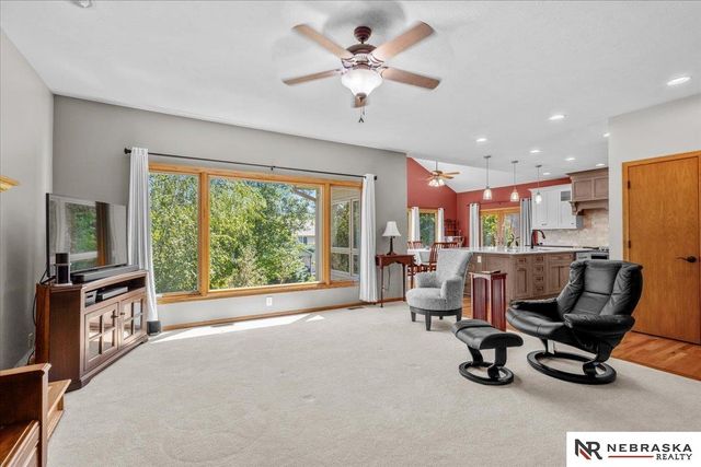 913 Woodland Avenue, Papillion, NE 68046