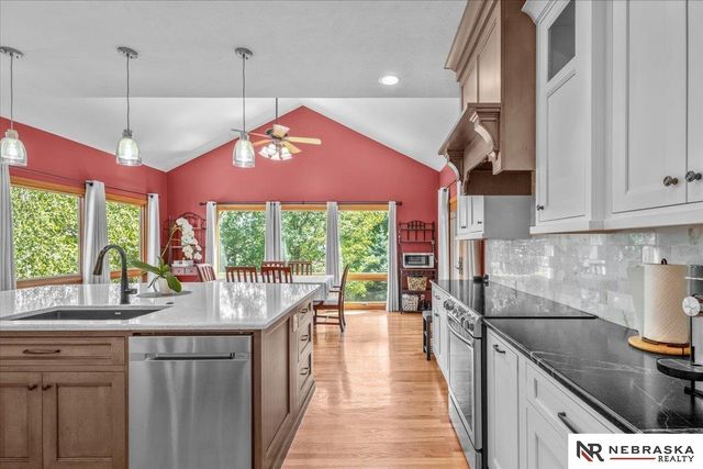 913 Woodland Avenue, Papillion, NE 68046