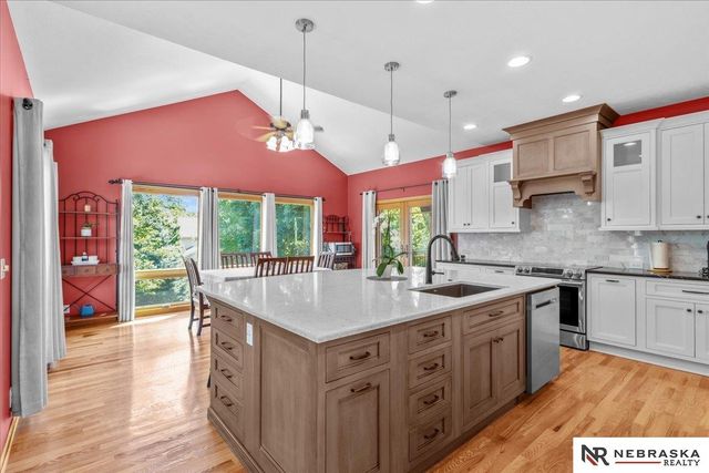 913 Woodland Avenue, Papillion, NE 68046