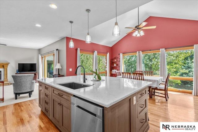 913 Woodland Avenue, Papillion, NE 68046