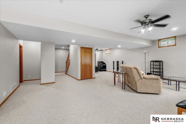 913 Woodland Avenue, Papillion, NE 68046