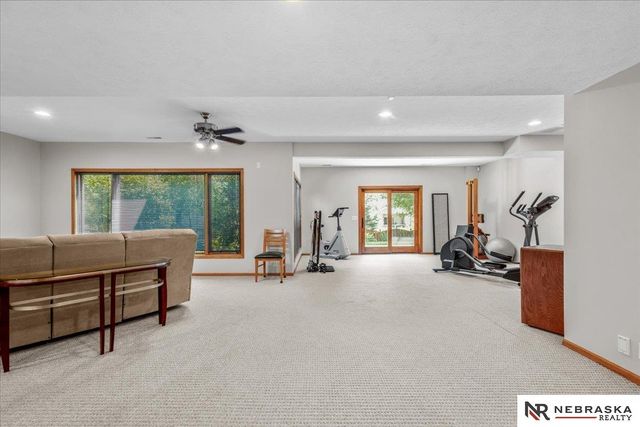 913 Woodland Avenue, Papillion, NE 68046