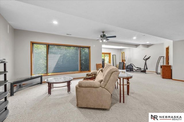 913 Woodland Avenue, Papillion, NE 68046