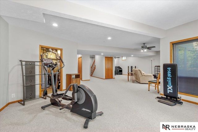 913 Woodland Avenue, Papillion, NE 68046