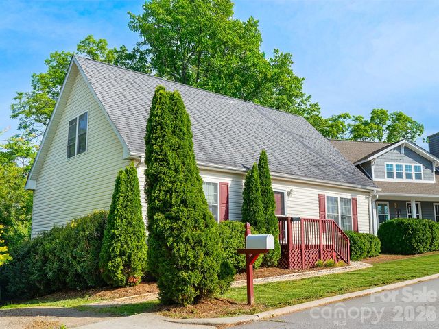 206 Courtland Place, Asheville, NC 28801