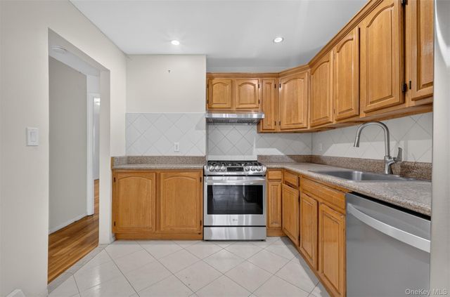 143-27 Roosevelt Avenue, Flushing, NY 11354