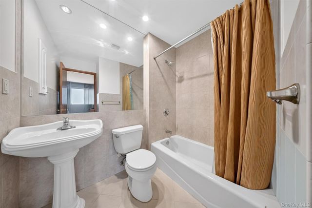 143-27 Roosevelt Avenue, Flushing, NY 11354