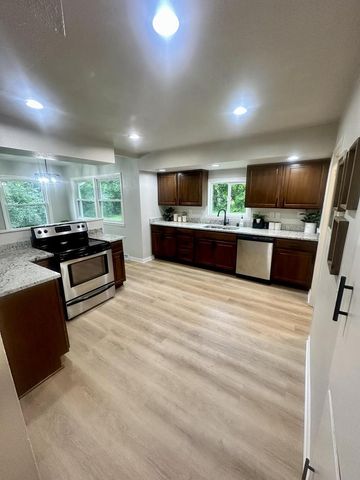 5225 Tuckaway DRIVE, Greenfield, WI 53221