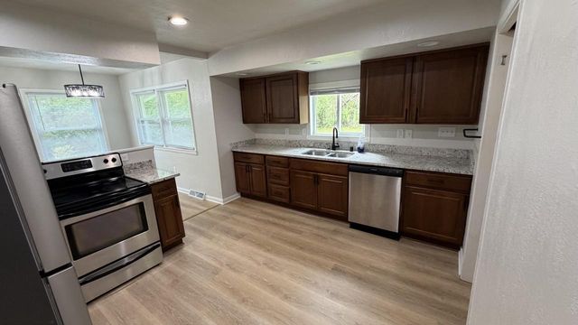 5225 Tuckaway DRIVE, Greenfield, WI 53221