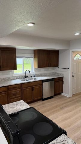 5225 Tuckaway DRIVE, Greenfield, WI 53221