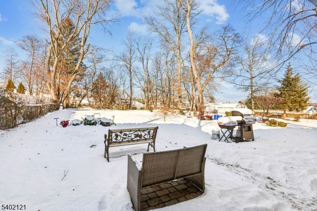 41 Pinetree Dr, Sayreville Boro, NJ 08859