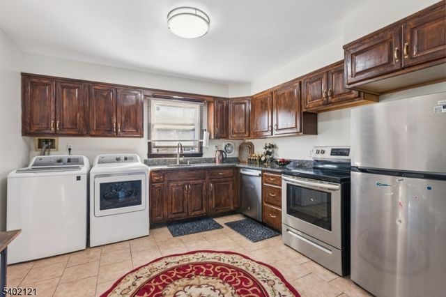 41 Pinetree Dr, Sayreville Boro, NJ 08859