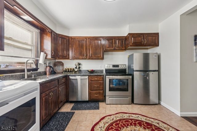 41 Pinetree Dr, Sayreville Boro, NJ 08859