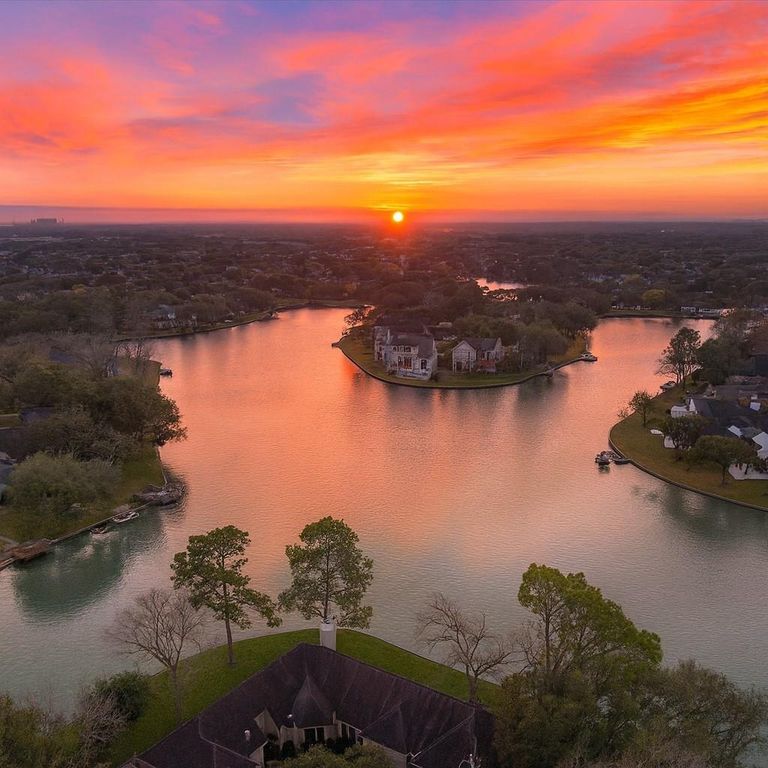 Image 1 of property listing at 802 San Marino Street, Sugar Land, TX 77478