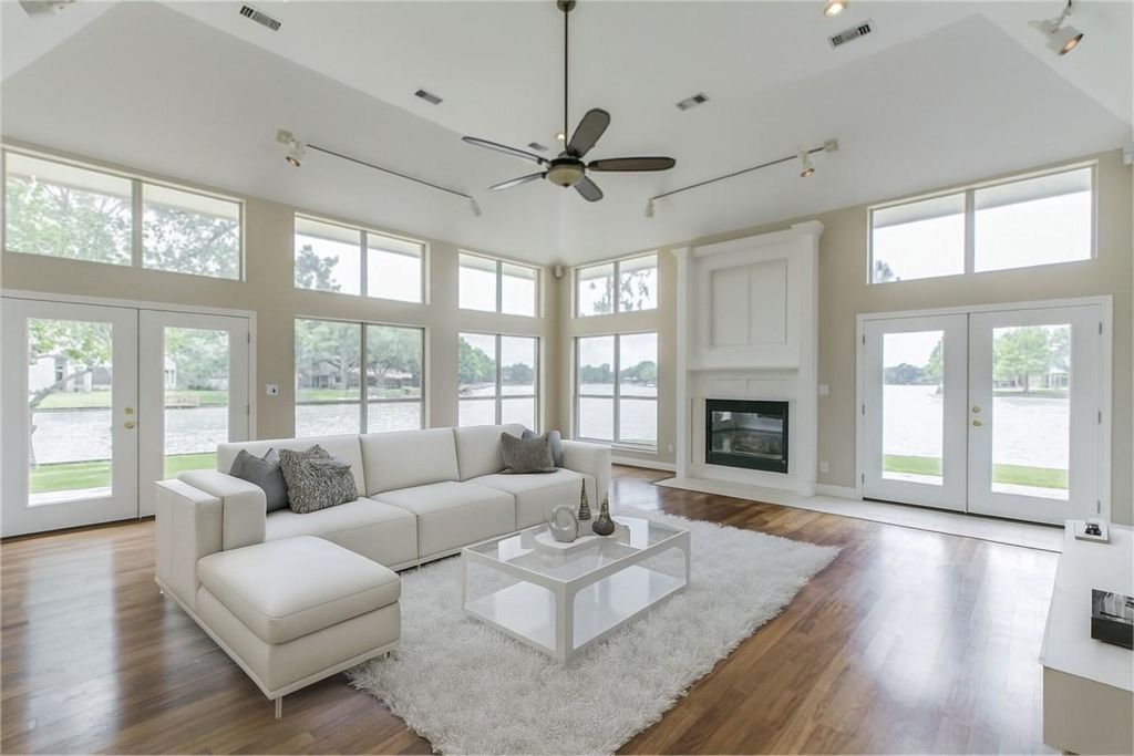 Image 10 of property listing at 802 San Marino Street, Sugar Land, TX 77478